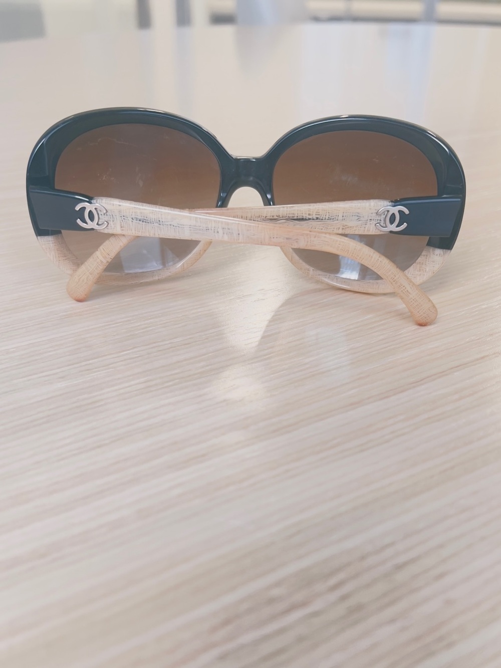 CHANEL Two-Tone Black and Tan Gradient Oversized Sunglasses - Picture 4 of 7